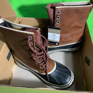 New in box Woman’s Sorel winter boots size 8